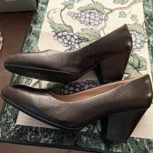 Comfy black pumps, low block heel, like new